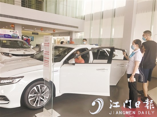 本报车展为市民买车提供了一个好平台。