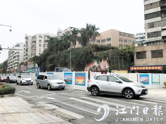 汽车在行驶过程中要保持安全车距。