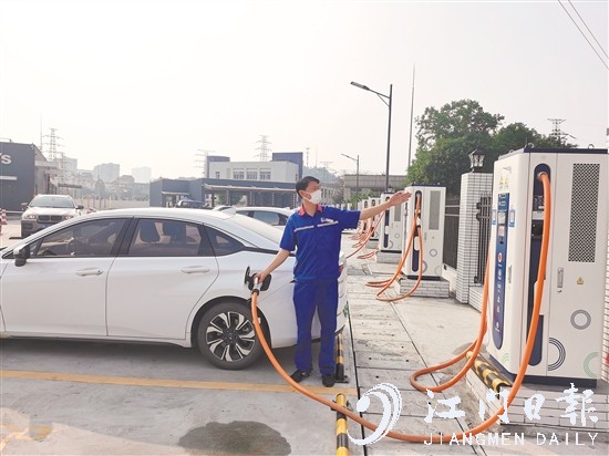 降温以来，不少电动网约车司机一天要充两次电。