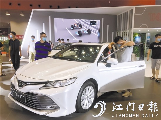凯美瑞夺得“年度突围中型车”奖项。