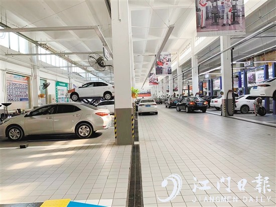 4S店的售后车间摆满了前来保养、维修的车辆。