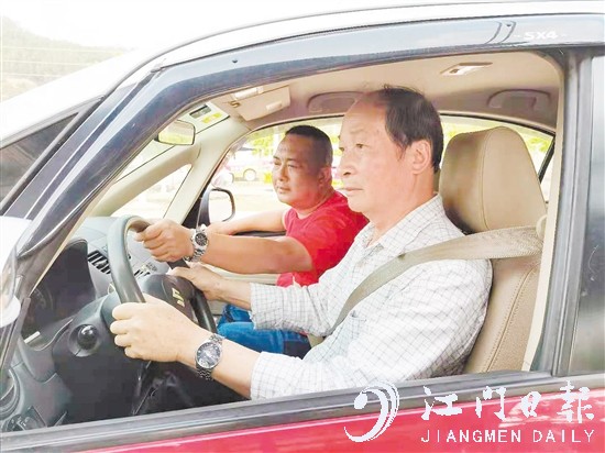 老人家精神头儿特别好，练车也很刻苦。