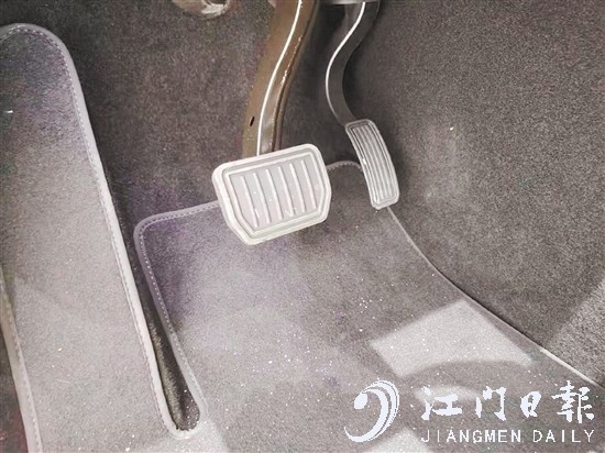 部分新能源汽车可以把最常用的加速、刹车功能集中到电门上（右边踏板）。