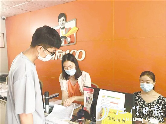 高考结束后，许多考生前往驾校报名学车。