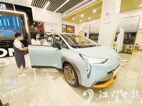 如果是报废旧车，消费者购买推广名单中的新能源汽车可补贴1万元。