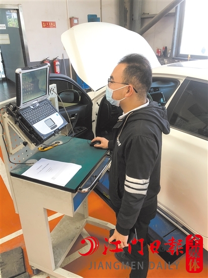 4S店正在对召回车辆进行电脑升级。