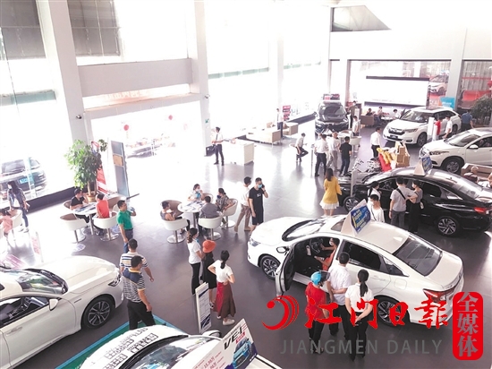 “五一”将至，购车优惠吸引消费者到店。