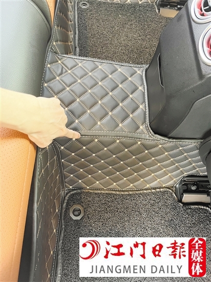 车内的一些装饰品如地毯也容易产生异味。