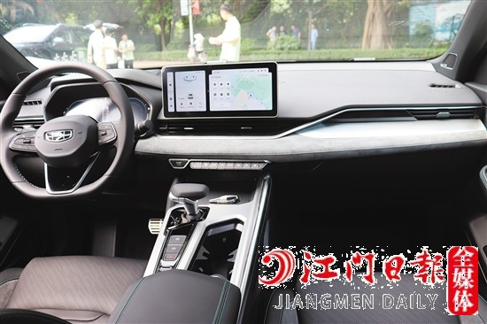 2023款星瑞配备12.3英寸的中控屏和液晶仪表盘，功能实用。