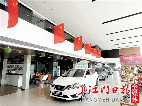 部分汽车4S店挂上国旗，为即将到来的“十一”假期预热。