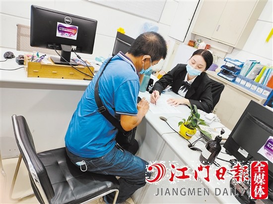 车主在购买车险的时候，建议选择更高赔付额度的第三者责任险。