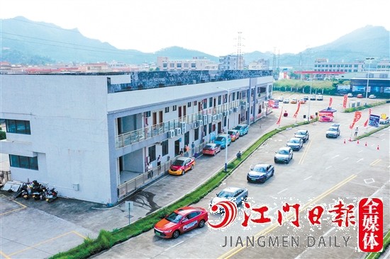 比亚迪王朝网对比试驾会有直线加速、斜坡挑战等多个项目。