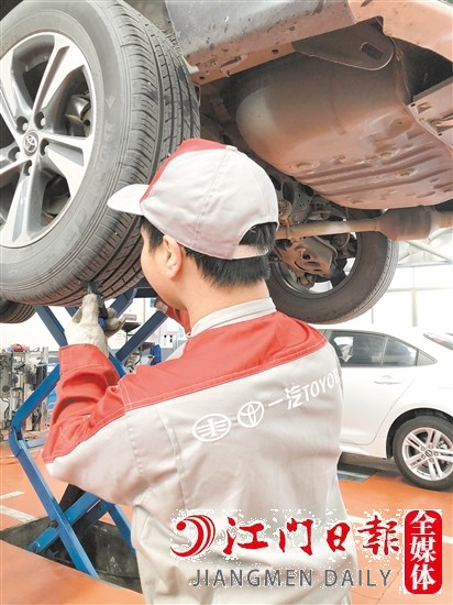 驾车出行前，要做好车辆保养。