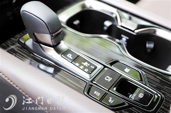新车功能区域操作方便。