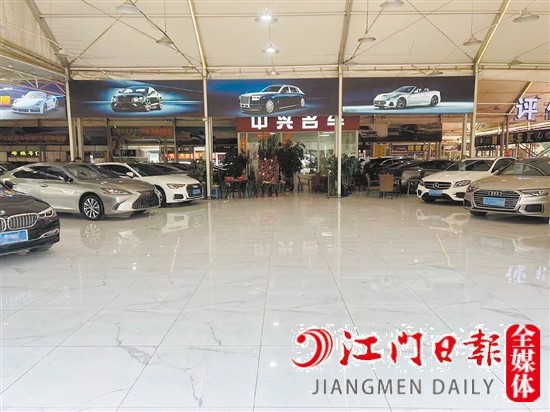 不少二手车行销售展厅空出一大片。