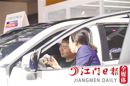 消费者看车、买车的时候，缴纳定金要谨慎。