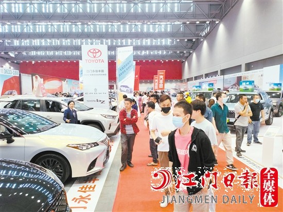 本报在二季度举办的车展吸引了不少市民看车、买车。