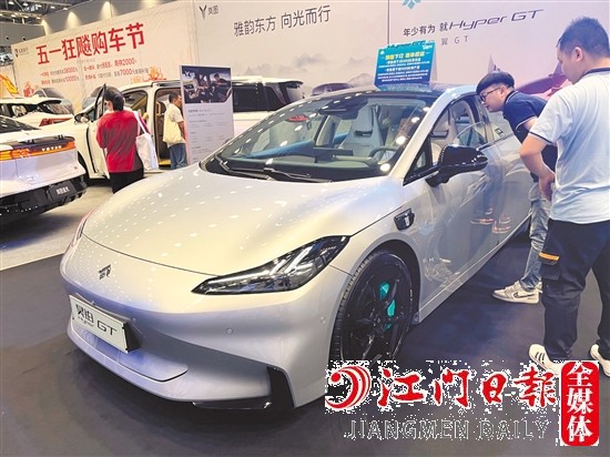 凭借帅气的外形，轿跑牢牢吸引年轻消费者的目光。