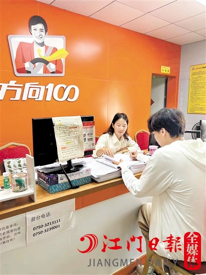 学生在驾校报名学车。