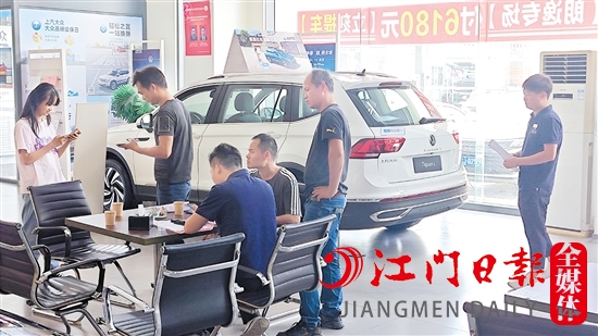 为尽早清理库存，不少汽车经销商加大优惠力度。