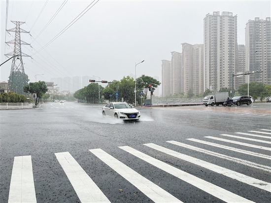 暴雨天行车时需注意减速慢行。