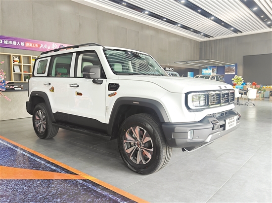 全新BJ40定位世家级潮野SUV，风格独特。
