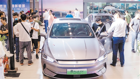 新能源汽车颇受消费者青睐。