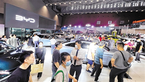 凭着主推新能源汽车，自主品牌吸引众多市民目光。