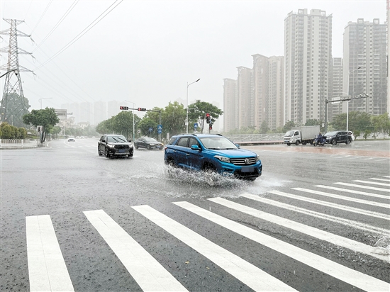 雨天行车，雨水会阻碍驾驶人的视线，要注意减速慢行。