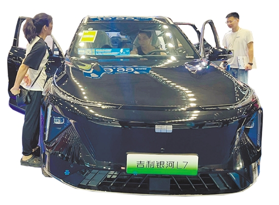 以旧换新政策的出台，吸引不少消费者前往4S店看车、买车。
