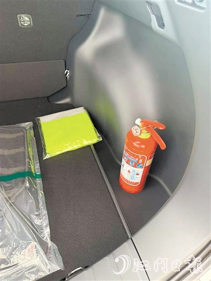 车内要配备有效灭火器。