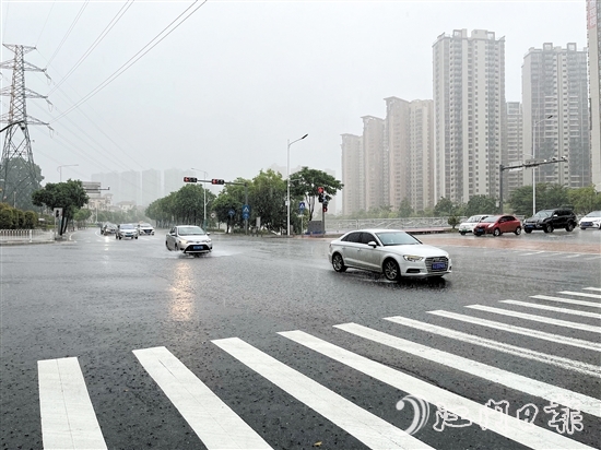 暴雨天气给我们的出行带来了很大的风险，要做好各种避险措施。