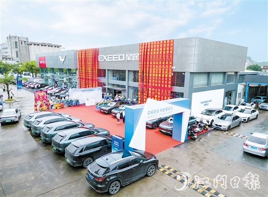 该中心集汽车销售、售后维修、保养、二手车置换、店内上牌于一体，方便消费者看车买车。