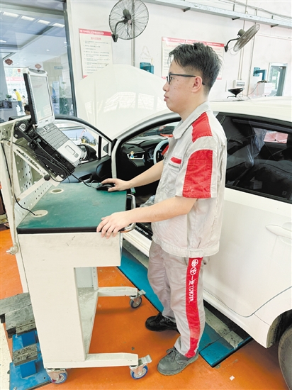 4S店工作人员在处理召回汽车事宜。