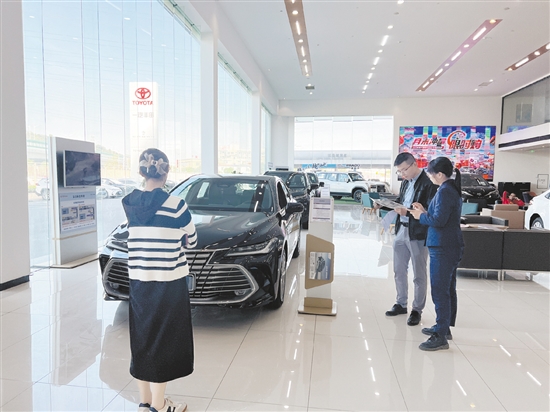 江门不少汽车经销商积极开展降价促销活动，吸引消费者购车。