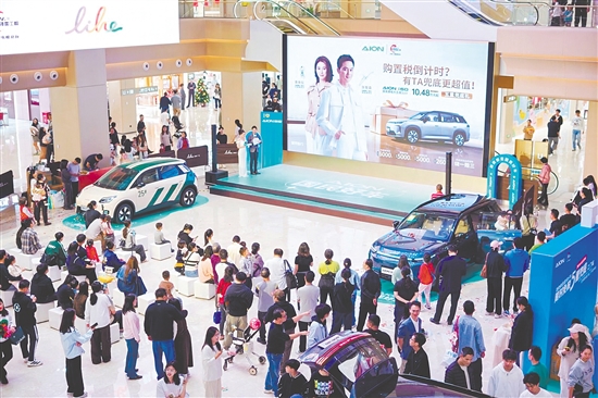 新能源汽车吸引许多消费者目光。