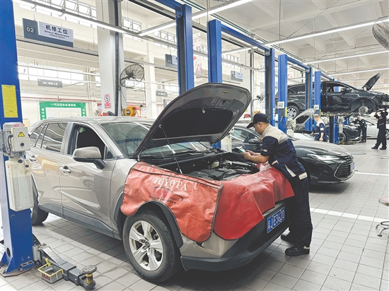 春节临近，许多车主都去4S店进行汽车保养。