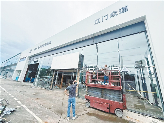 正在装修中的一汽大众ID.AURA江门众道4S店。