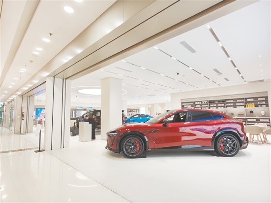 小米汽车新会万达店开门迎客。
