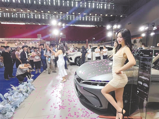 靓丽车模将会为“十一”车展锦上添花。