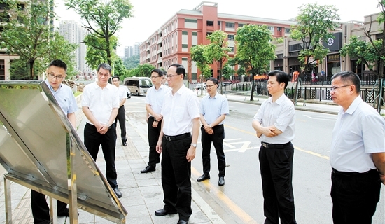 昨日上午，市委书记、市人大常委会主任林应武在滨江新区检查防汛工作。